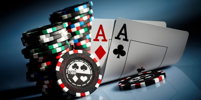 Basic poker terms and phrases - terminology - chips and cards