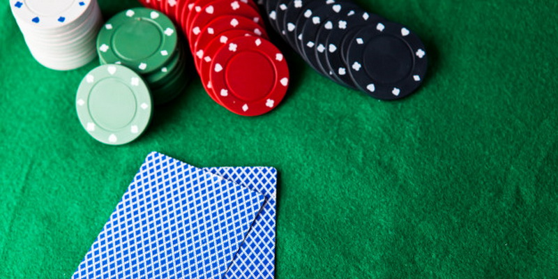 Kartu poker dan chip di atas meja