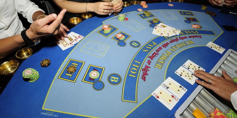 The dealer and players - Russian poker rules