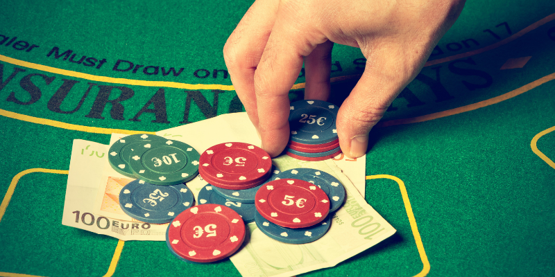 Uang tunai dan chip siap dimainkan - rentang panggilan poker 3 taruhan