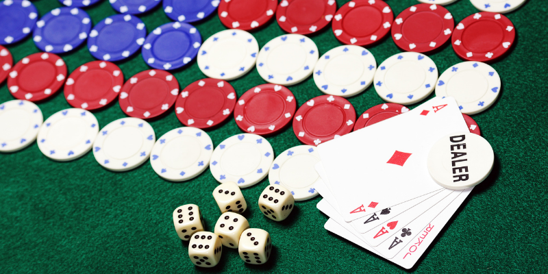Dealer,, token, chip berwarna dan dadu dengan kartu - empat rentang poker 4 taruhan