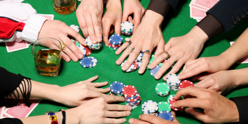 Many hands pull the chips in their direction - poker 3 bet meaning
