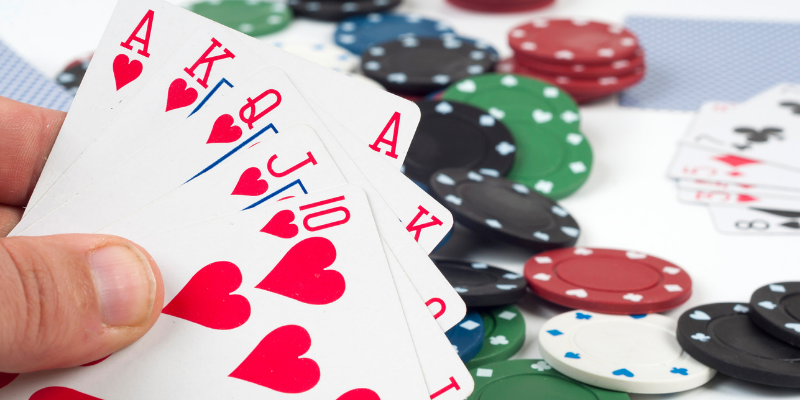 Kombinasi kartu terbaik - tiga taruhan poker